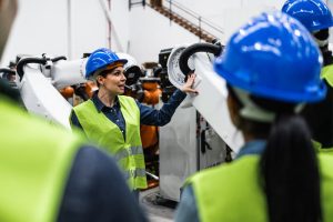 industria de transformacao engenheiros com robos