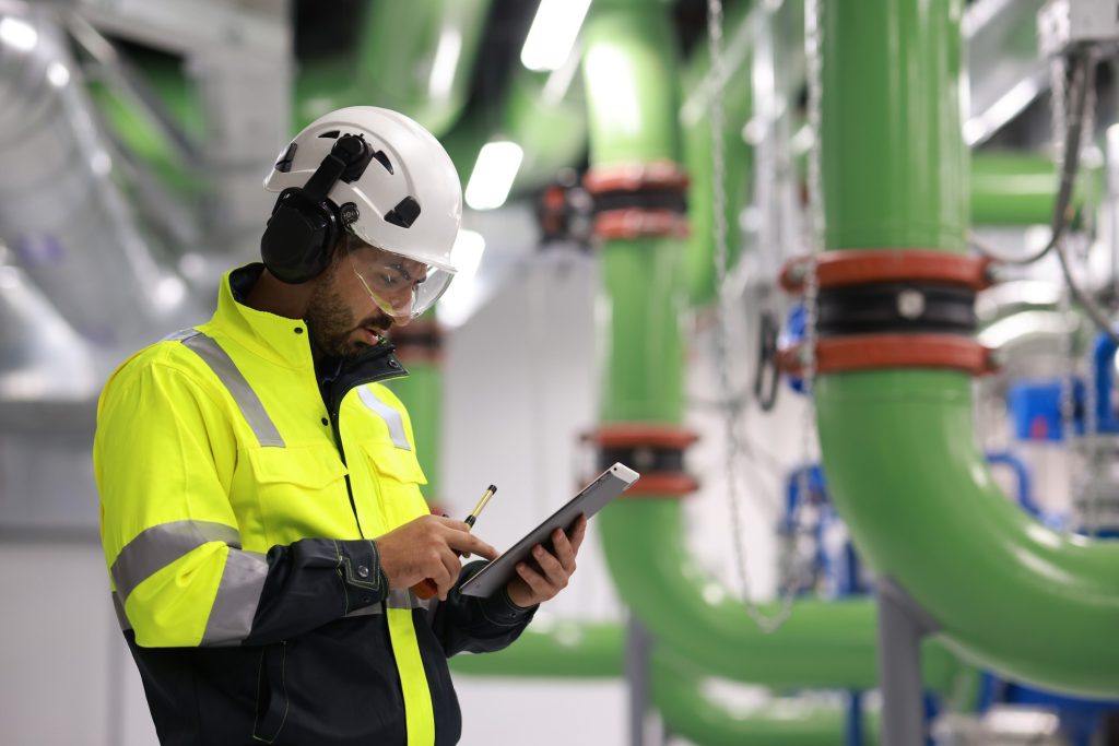 Homem utilizando equipamentos de segurança no trabalho
