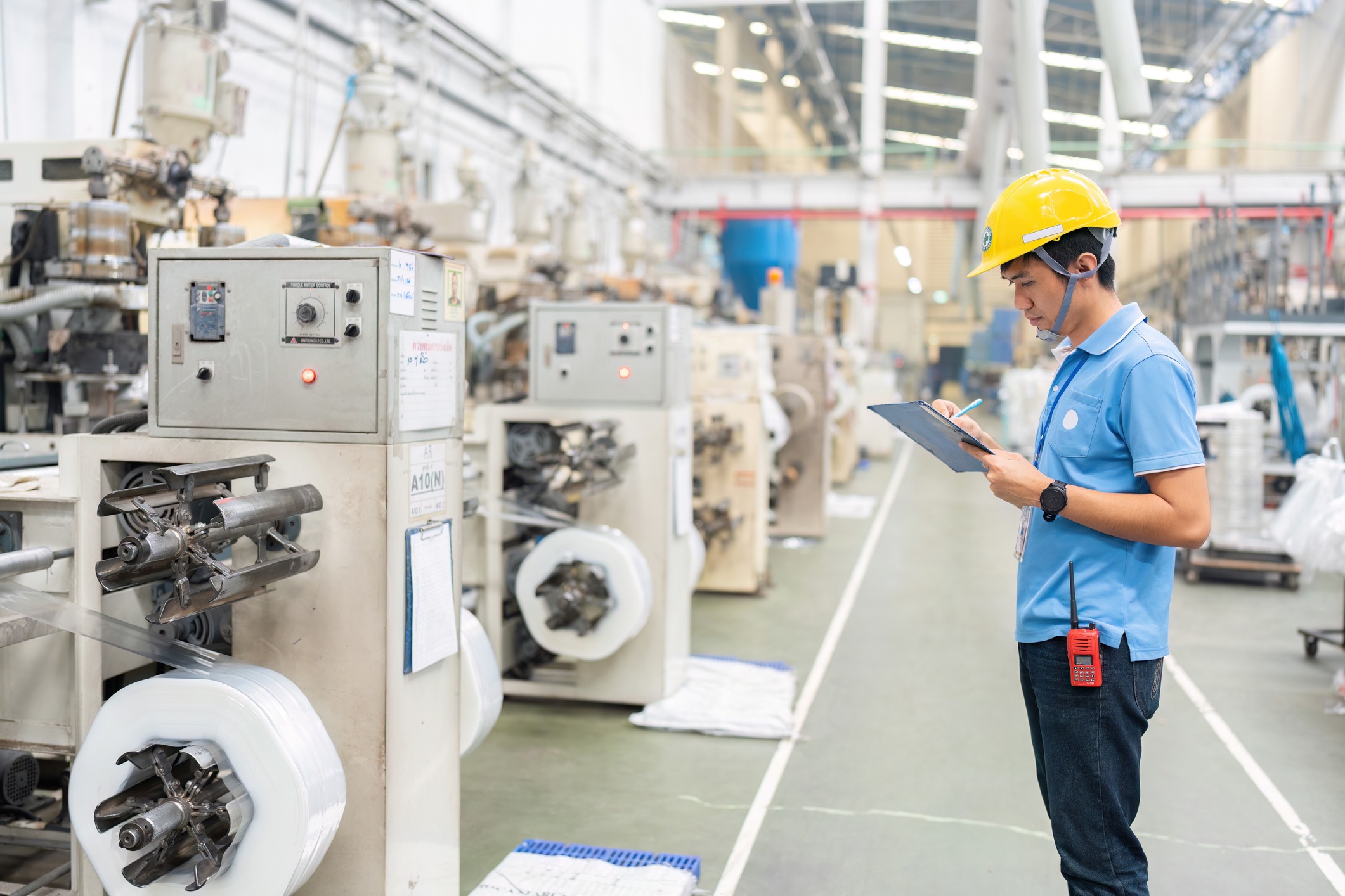 Homem fazendo inventário de máquinas no trabalho