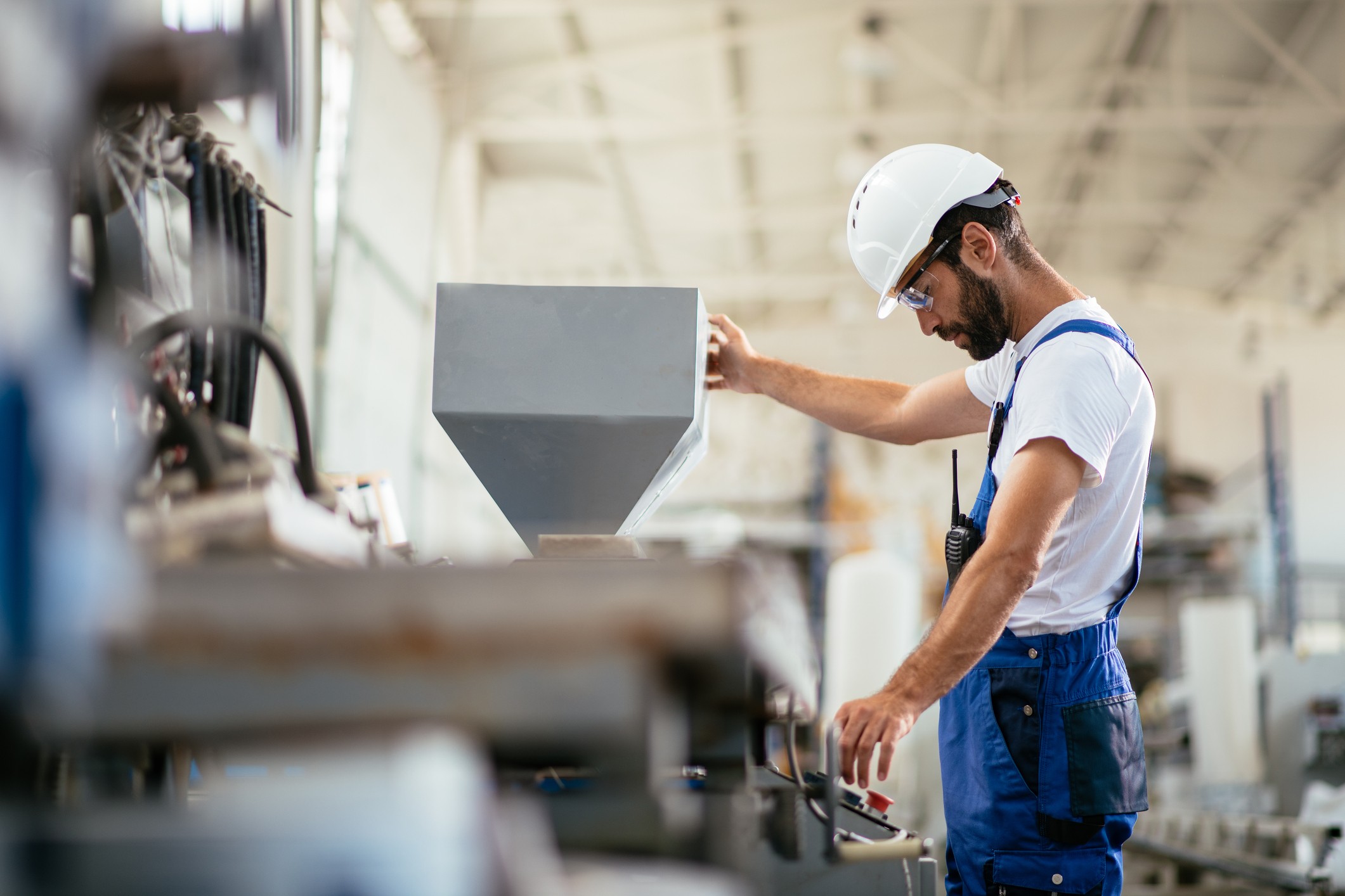 Homem dormindo no local de trabalho enquanto manuseia máquina