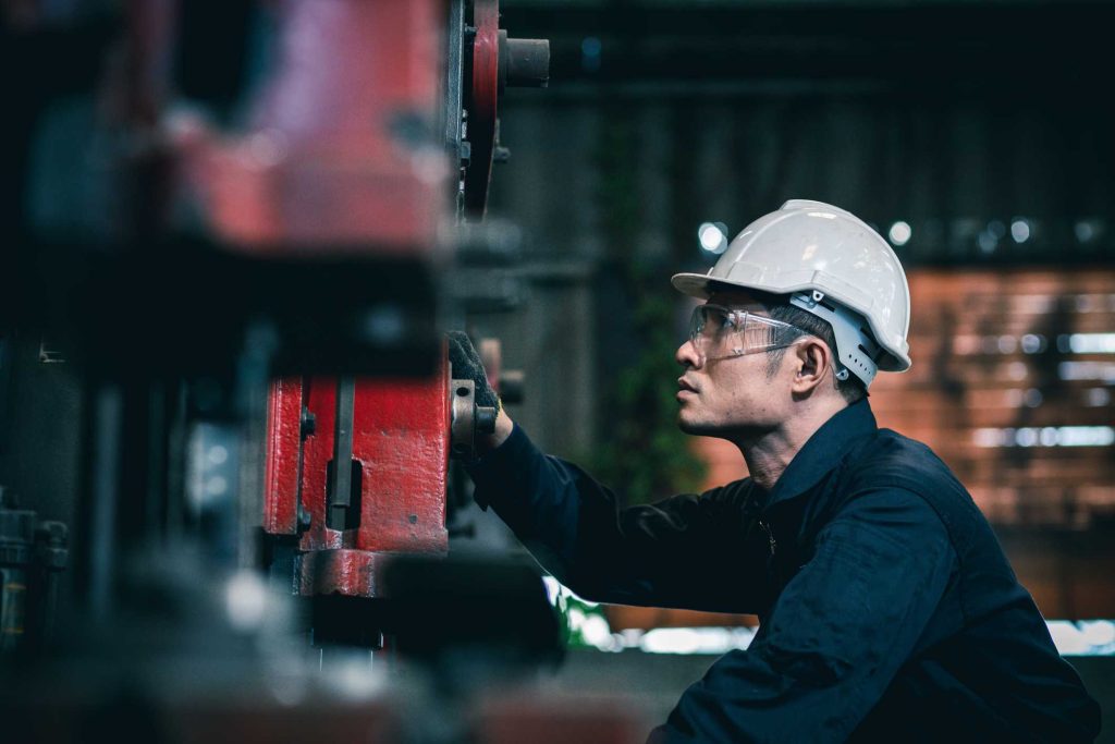 Homem com uniforme adequado em seu local de trabalho
