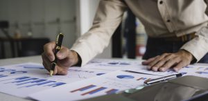 Homem em empresa vendo a adequação da NR 12