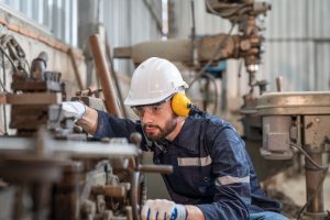 Homem em seu local de trabalho fazendo manutenção preventiva