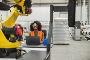 Engenheiro de robótica programando braço robótico