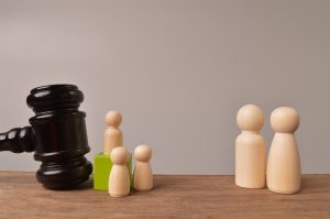 Bonecas de madeira e martelo de juiz