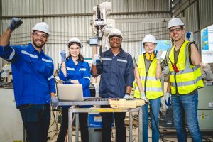 Grupo de engenheiros apresentando prevenções de acidentes no trabalho