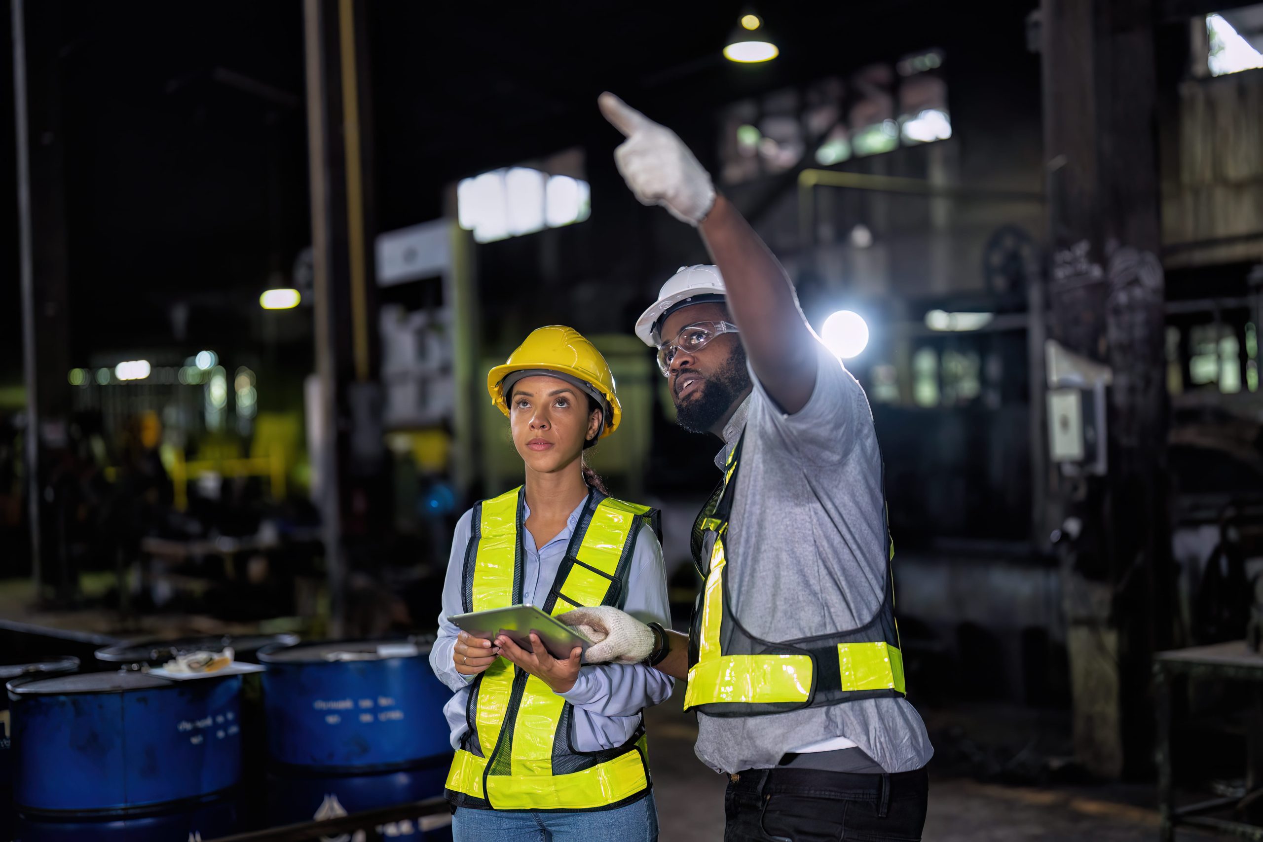 Afro-americano e mulher trabalhando juntos em armazém.